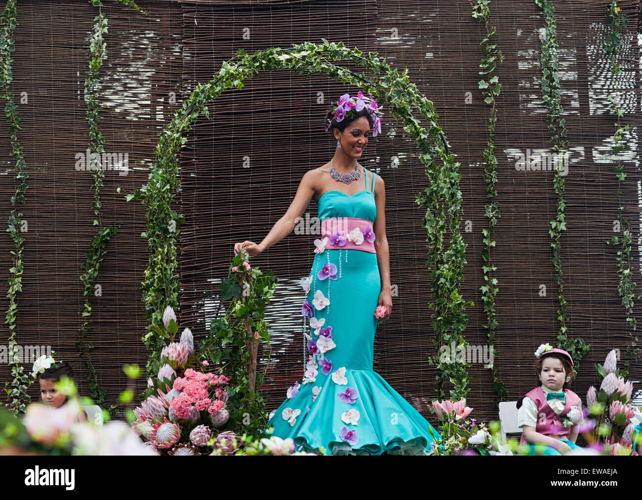 FUNCHAL, MADEIRA - 20. April 2015: Interpreten mit bunten und aufwendigen Kostümen, die Teilnahme an der Parade Blumenfest Stockfoto