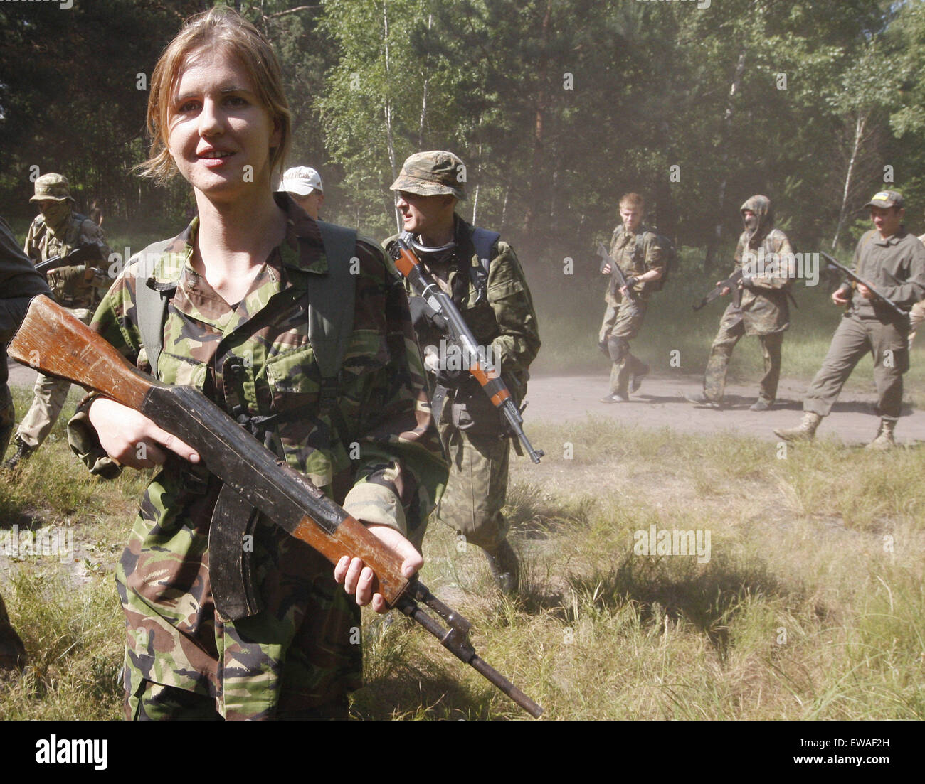 Kiew, Ukraine. 21. Juni 2015. Ukrainer in militärischen Uniformen halten Mock-up von Waffen, wie sie ein militärisches Training organisiert für die Zivilbevölkerung in Kiew, Ukraine, 21. Juni 2015 teilnehmen. Die Europäische Union am 19. Juni verlängert Wirtschaftssanktionen auf der ukrainischen Halbinsel Krim und die Stadt Sewastopol nach ihrer Annexion durch Russland, mit den Maßnahmen jetzt fällig bis 23. Juni 2016 bleiben. Die Sanktionen wurden im vergangenen Jahr eingeführt, um die EU gegen die illegale Annexion durch Russland der beiden Gebiete im März 2014 zu stärken. Bildnachweis: ZUMA Press, Inc./Alamy Live Ne Stockfoto