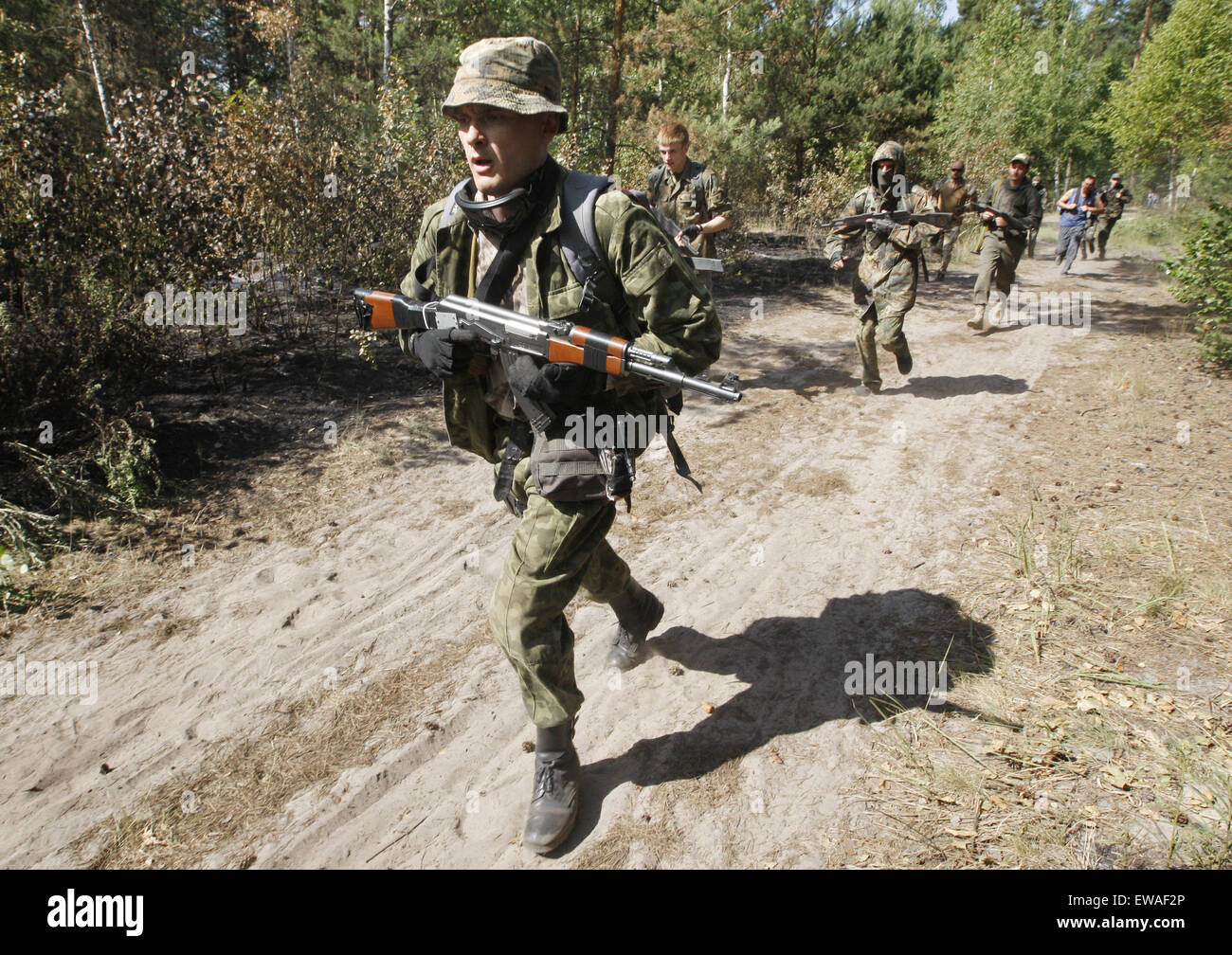 Kiew, Ukraine. 21. Juni 2015. Ukrainer in militärischen Uniformen laufen mit Mock-up von Waffen, da sie eine militärische Schulung organisiert für die Zivilbevölkerung in Kiew, Ukraine, 21. Juni 2015 teilnehmen. Die Europäische Union am 19. Juni verlängert Wirtschaftssanktionen auf der ukrainischen Halbinsel Krim und die Stadt Sewastopol nach ihrer Annexion durch Russland, mit den Maßnahmen jetzt fällig bis 23. Juni 2016 bleiben. Die Sanktionen wurden im vergangenen Jahr eingeführt, um die EU gegen die illegale Annexion durch Russland der beiden Gebiete im März 2014 zu stärken. Bildnachweis: ZUMA Press, Inc./Alamy Liv Stockfoto