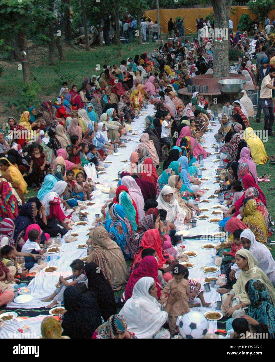 Lahore. 21. Juni 2015. Pakistanische Muslime warten, um ihr Fasten während des Fastenmonats Ramadan am 21. Juni 2015 zu brechen. Bildnachweis: Sajjad/Xinhua/Alamy Live-Nachrichten Stockfoto