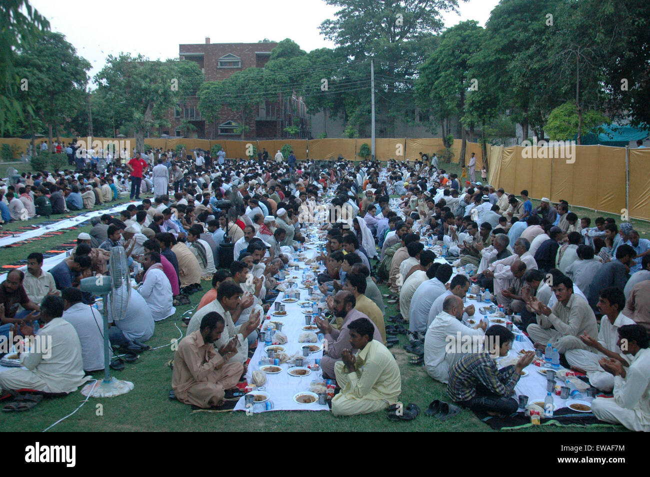 Lahore. 21. Juni 2015. Pakistanische Muslime warten, um ihr Fasten während des Fastenmonats Ramadan am 21. Juni 2015 zu brechen. Bildnachweis: Sajjad/Xinhua/Alamy Live-Nachrichten Stockfoto