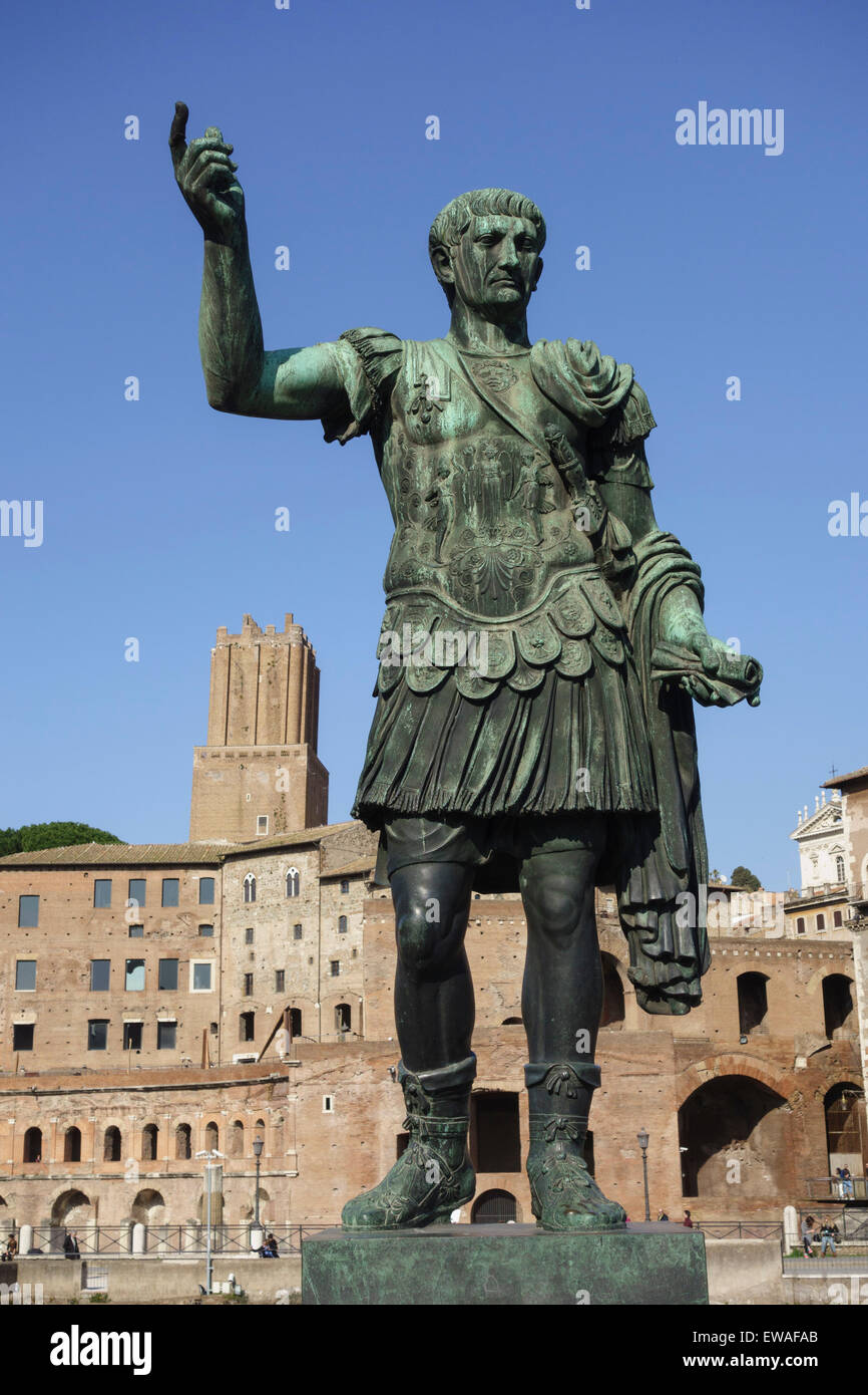 Statue des Roman Emperor Trajan auf der via dei Fori Imperiali Stockfoto