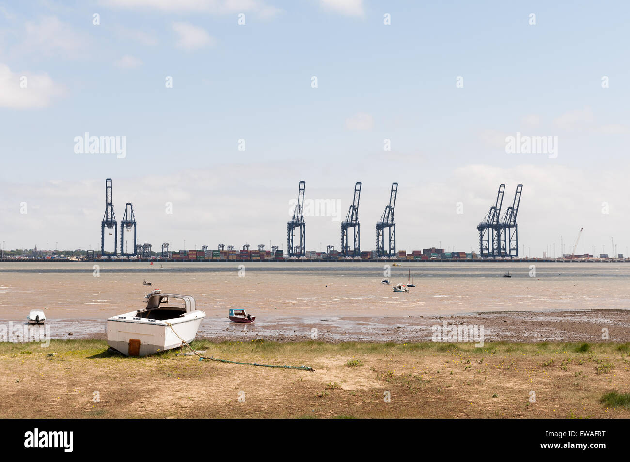 Essex-Strand in Harwich mit Blick auf CurtissBoote Containerhafen Suffolk Stockfoto