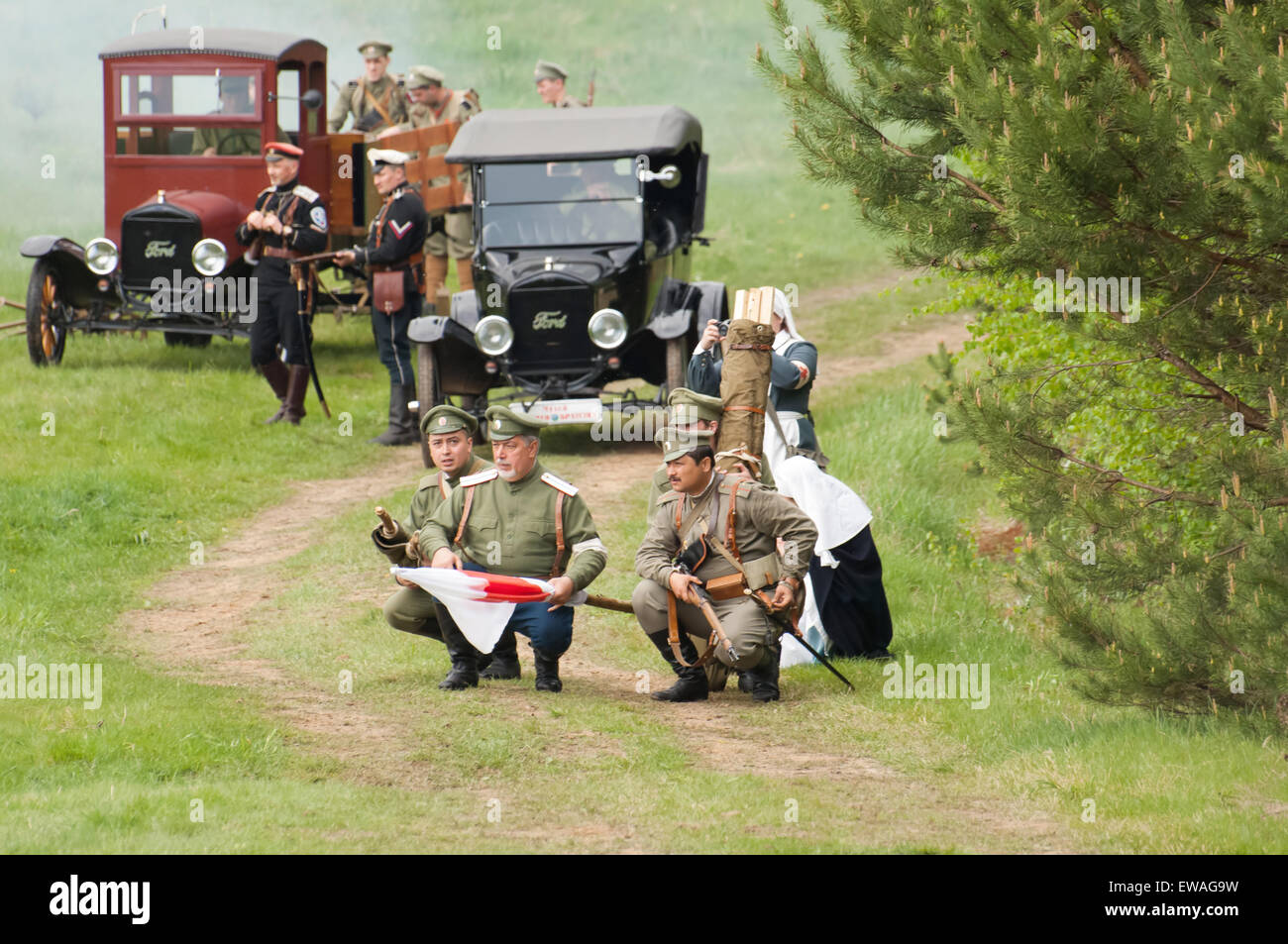 Russland, TSCHERNOGOLOWKA - 17.Mai: Unbekannte Männern mit Medizin Rotkreuz-Flagge Spaziergang ins Krankenhaus legen auf Geschichte Reenactment der Schlacht von Bürgerkrieg 1914-1919 am 17. Mai 2014, Russland Stockfoto