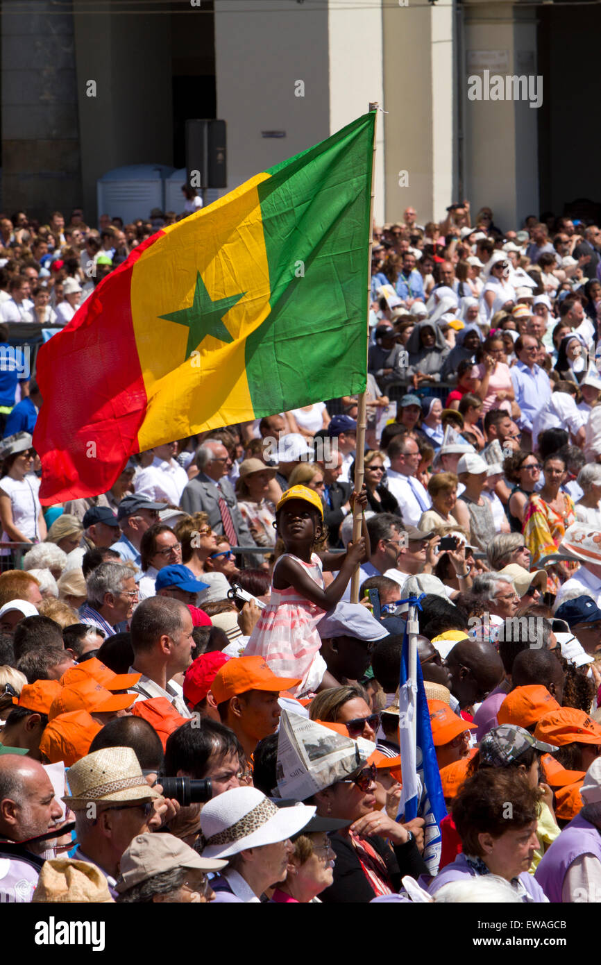 Turin, Italien, 21. Juni 2015. Ein kleines Mädchen mit Senegal Fahne besucht die Heilige Messe zelebriert von Papst Francis in Piazza Vittorio, Turin, Italien. Stockfoto