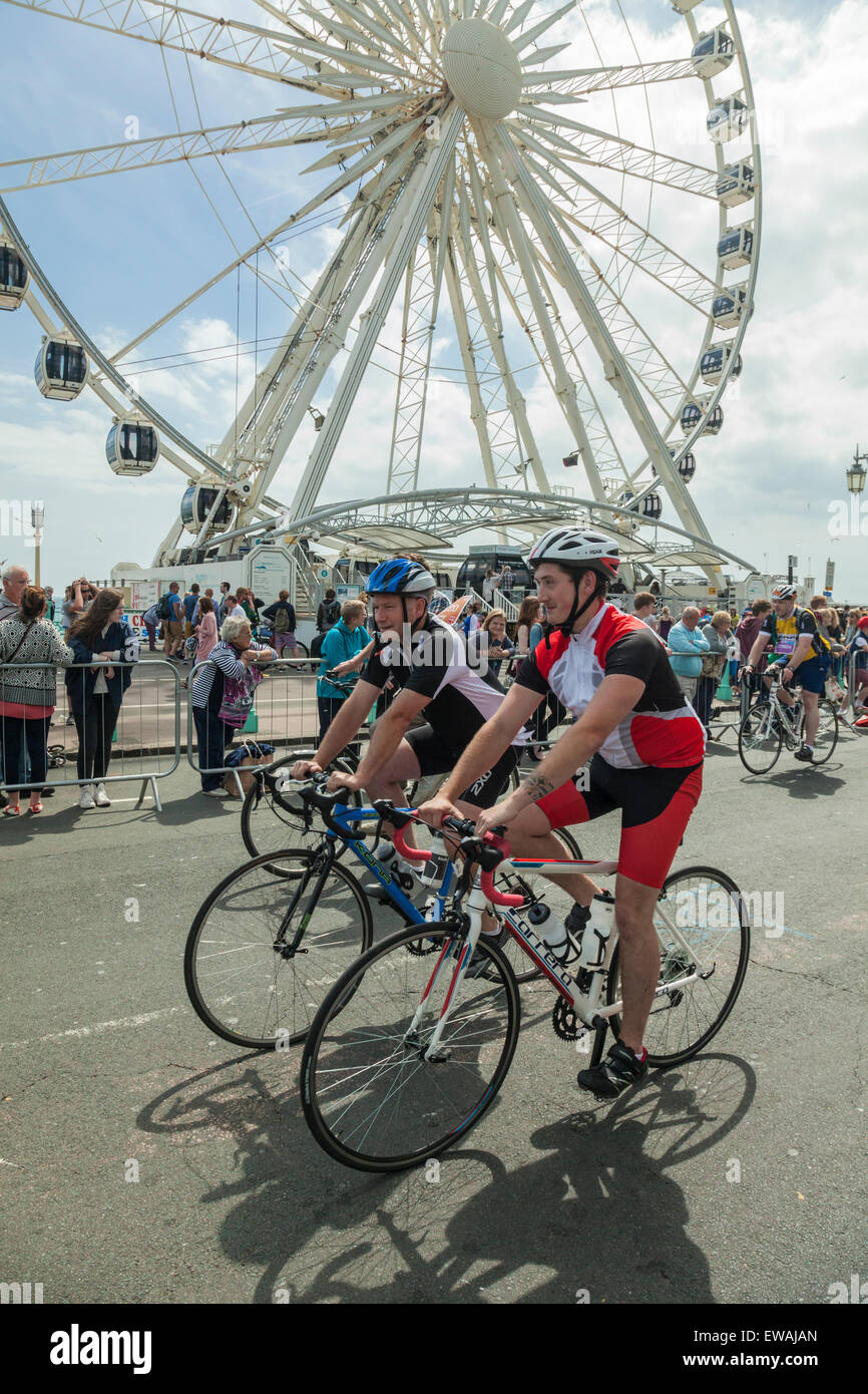 Brighton, UK. 21. Juni 2015. Radfahrer-s pass vor Schaulustigen. Brighton-Rad in der Ferne. Bildnachweis: Slawek Staszczuk/Alamy Live-Nachrichten Stockfoto