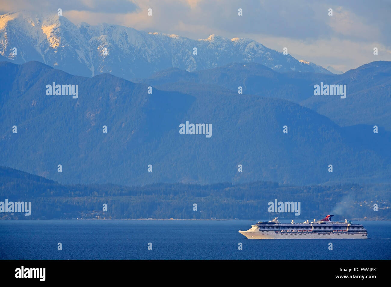 Das Kreuzfahrtschiff "Carnival Miracle" in Georgia Strait, nördlich von Nanaimo, Vancouver Island, BC Stockfoto