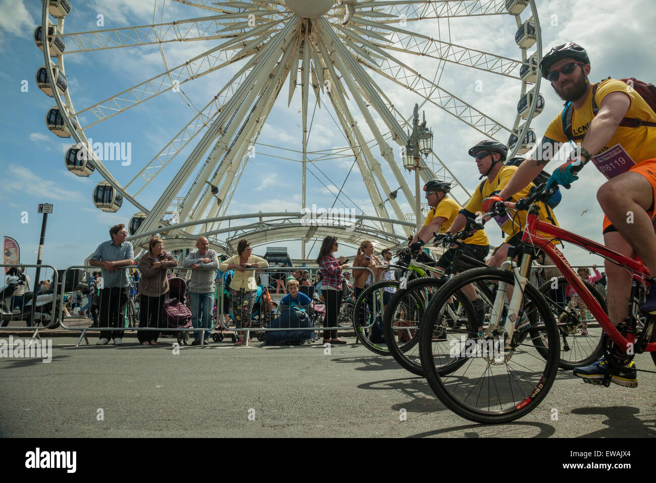 Brighton, UK, 21. Juni 2015. Radfahrer verlaufen vor Brighton Rad. Zuschauer beobachten hinter Barrieren. Bildnachweis: Slawek Staszczuk/Alamy Live-Nachrichten Stockfoto