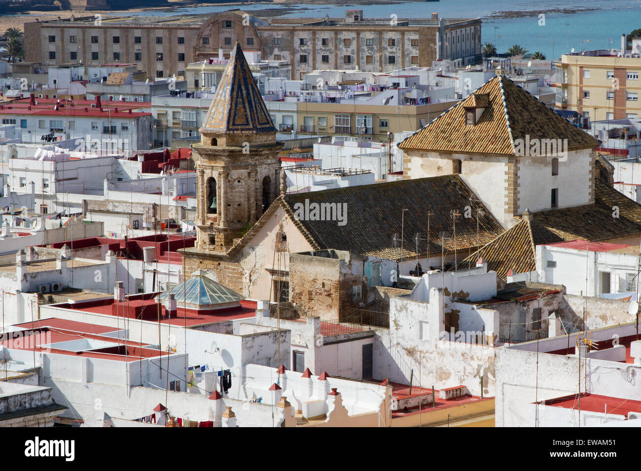 Eine alte Kirche in den Häusern der Nachbarschaft von Cadiz, Spanien. Stockfoto