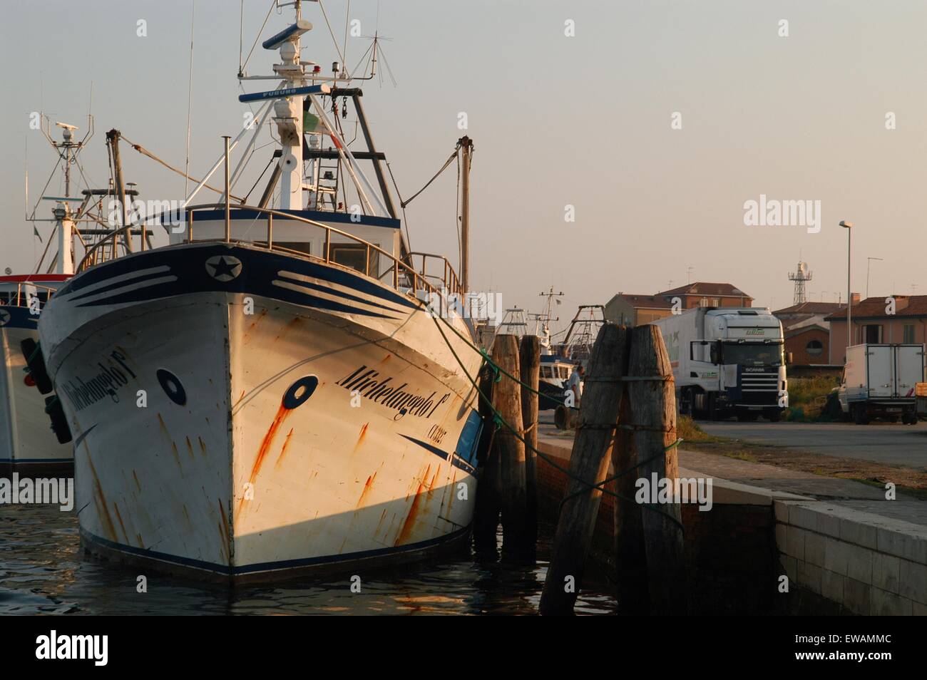 Landeplatz der Angelboote/Fischerboote in Chioggia, Lagunenstadt südlich von Venedig (Italien) Stockfoto