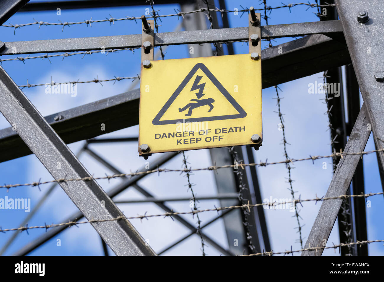 Die Gefahr des Todes gelbes Warnschild auf Stromübertragung Turm Stockfoto
