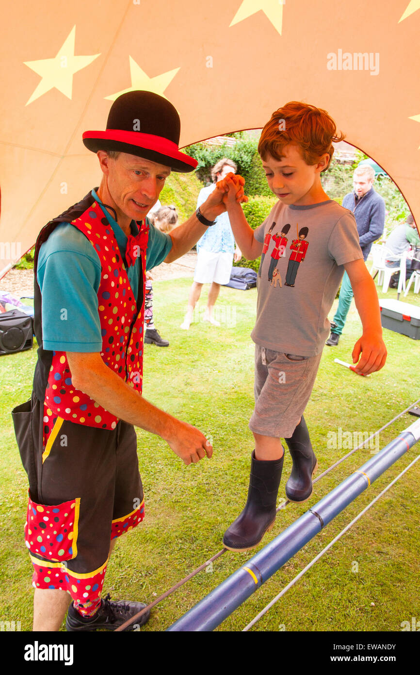 Gratwanderung zu Fuß an der Charity-Ente racing bei Weir House, Alresford, Hampshire, England. Stockfoto