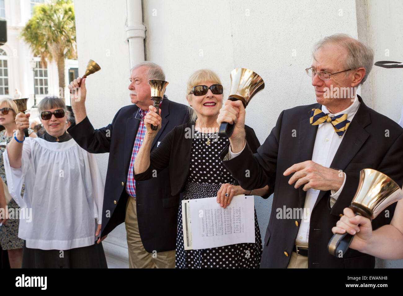 Charleston, South Carolina, USA. 21. Juni 2015. Charleston Bewohner Ring Glockenblumen außerhalb St. Michaels Church als Glocken läuten in der ganzen Stadt zu Ehren der neun Menschen getötet Mutter Emanuel African Methodist Episcopal Church 21. Juni 2015 in Charleston, South Carolina. Früher in der Woche getötet ein weißes Supremacist Schütze 9 Mitglieder in der historisch schwarze Kirche. © Planetpix/Alamy Live-Nachrichten Stockfoto