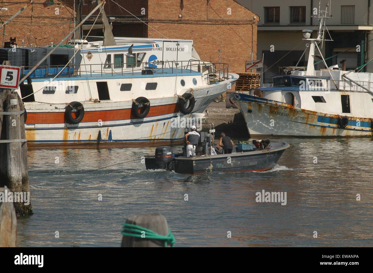 Chioggia, Lagunenstadt südlich von Venedig (Italien), Motorboot der illegalen Fischer Muscheln Stockfoto