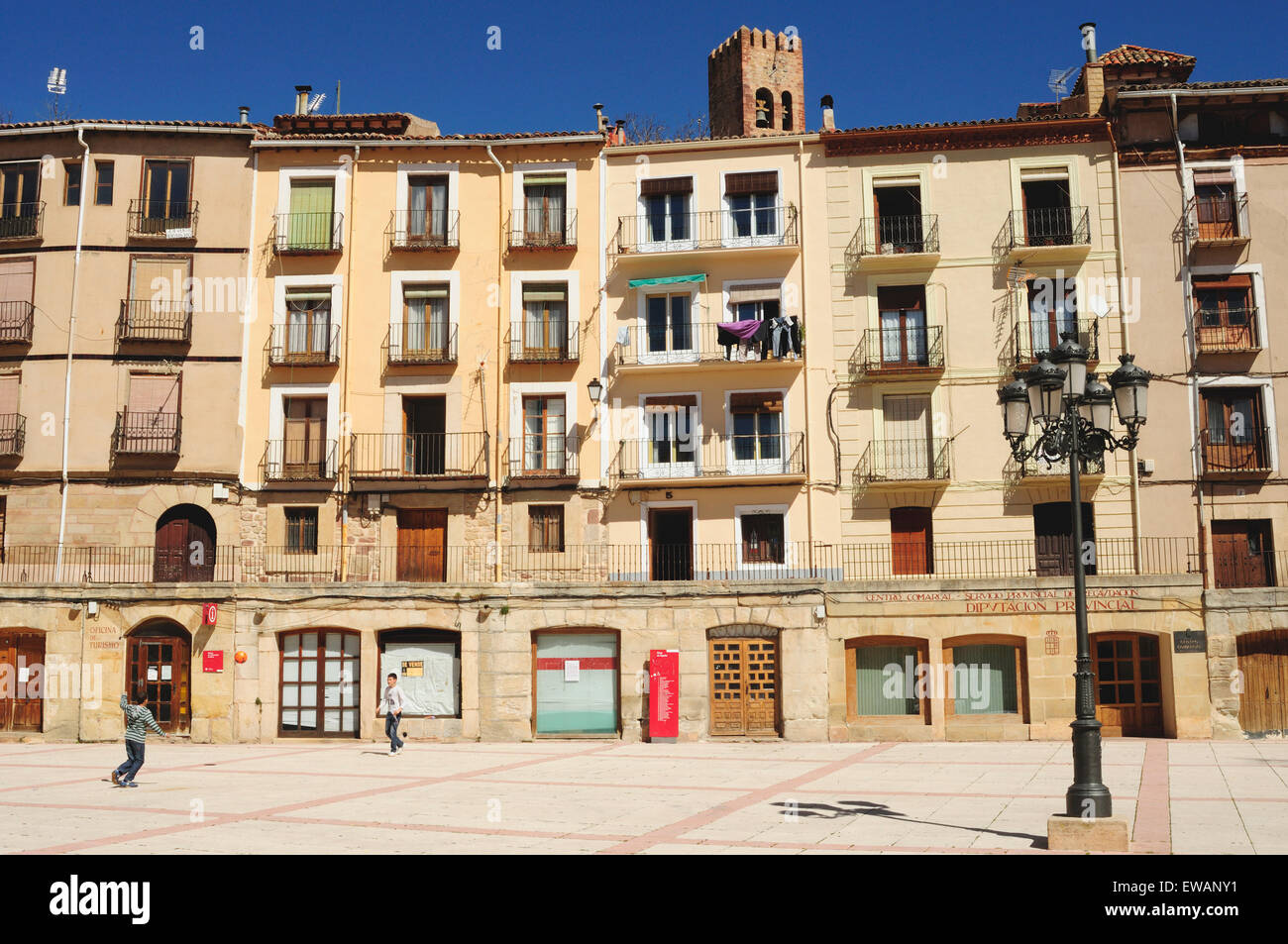 Zwei Kinder spielen Fußball. Molina de Aragon, Spanien Stockfoto