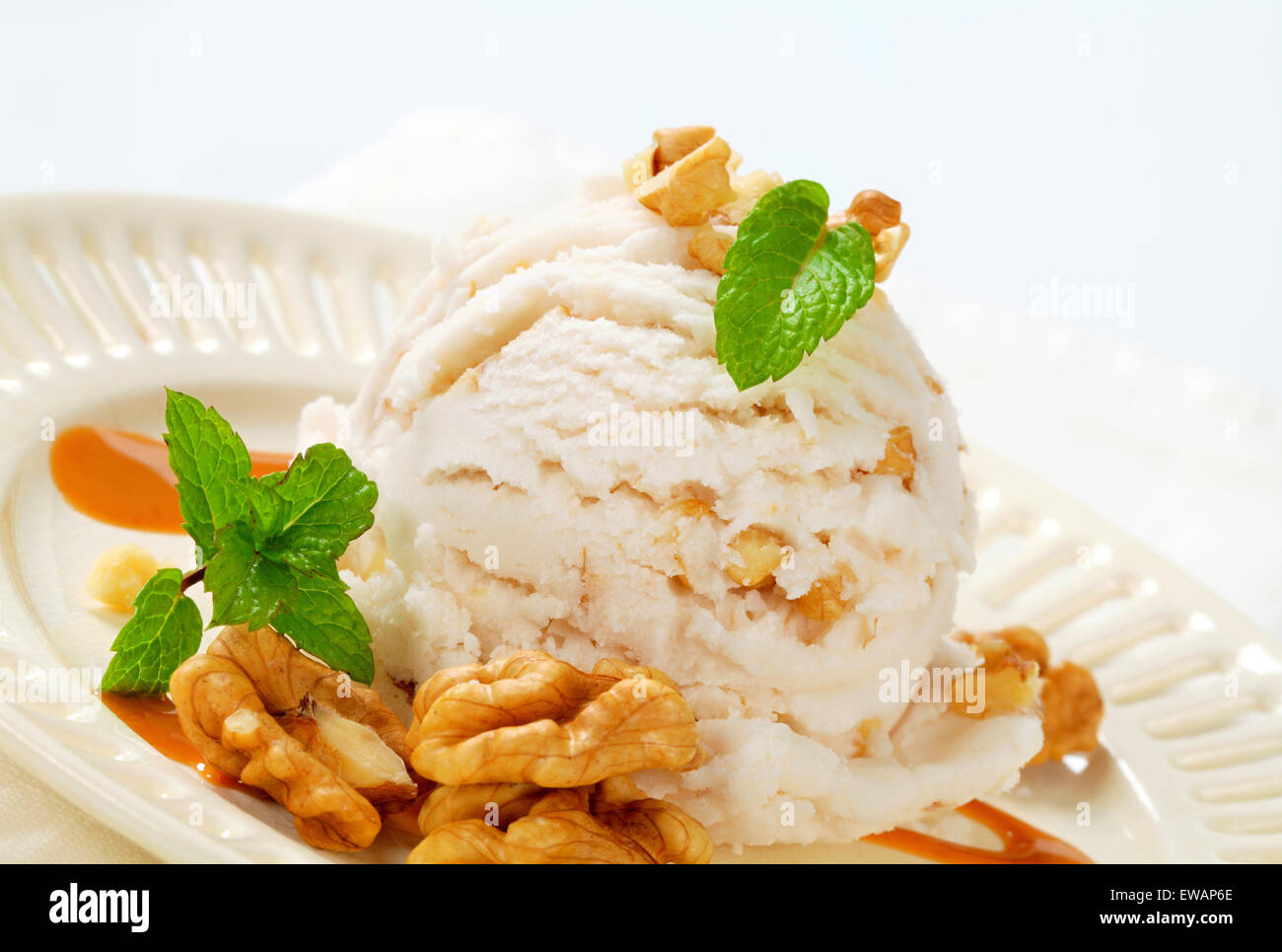 Kugel Walnuss-Eis mit Karamell-sauce Stockfoto