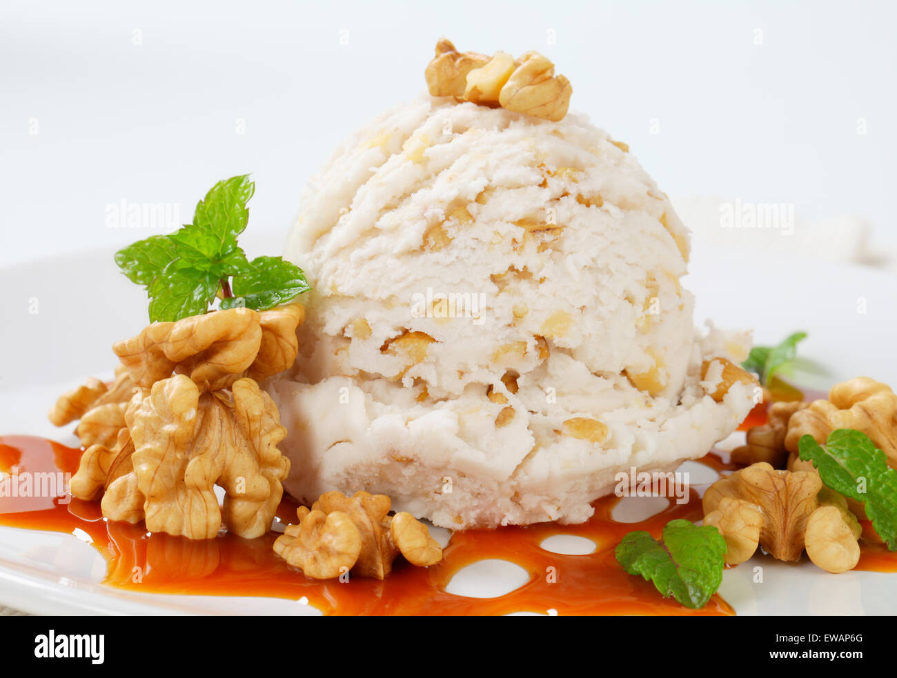 Kugel Walnuss-Eis mit Karamell-sauce Stockfoto