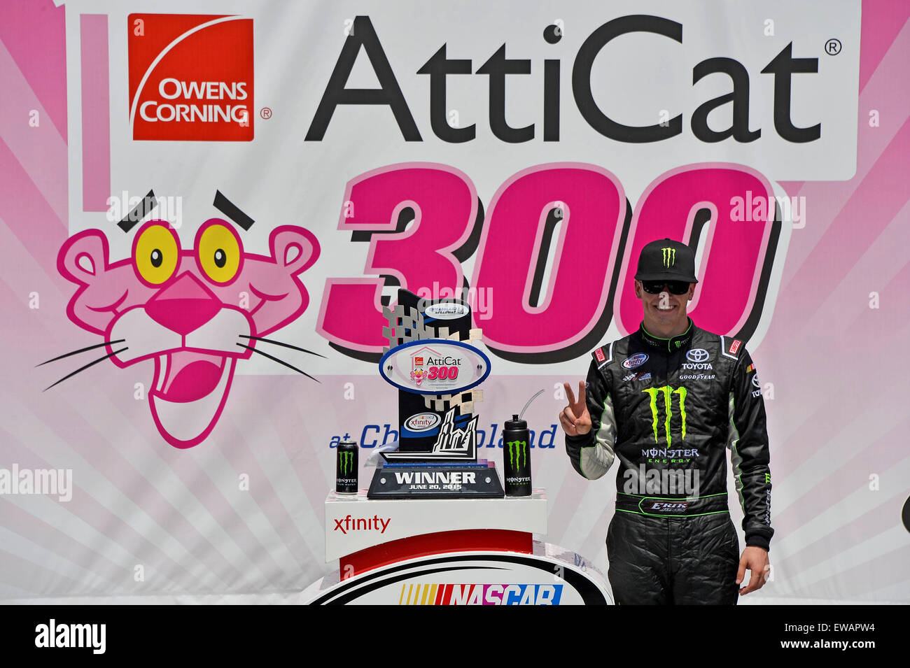 Joliet, IL, USA. 14. März 2015. Joliet, IL - 21. Juni 2015: Erik Jones (54) feiert seinen Sieg von Owens Corning AttiCat 300 in der Victory Lane auf dem Chicagoland Speedway in Joliet, IL. © Csm/Alamy Live-Nachrichten Stockfoto