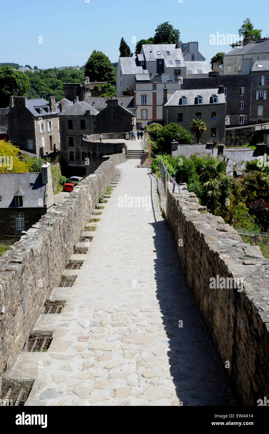 Die Stadtmauer und die Aussicht über die Stadt Dinan Cotes-d'Armor, Bretagne, Frankreich Stockfoto