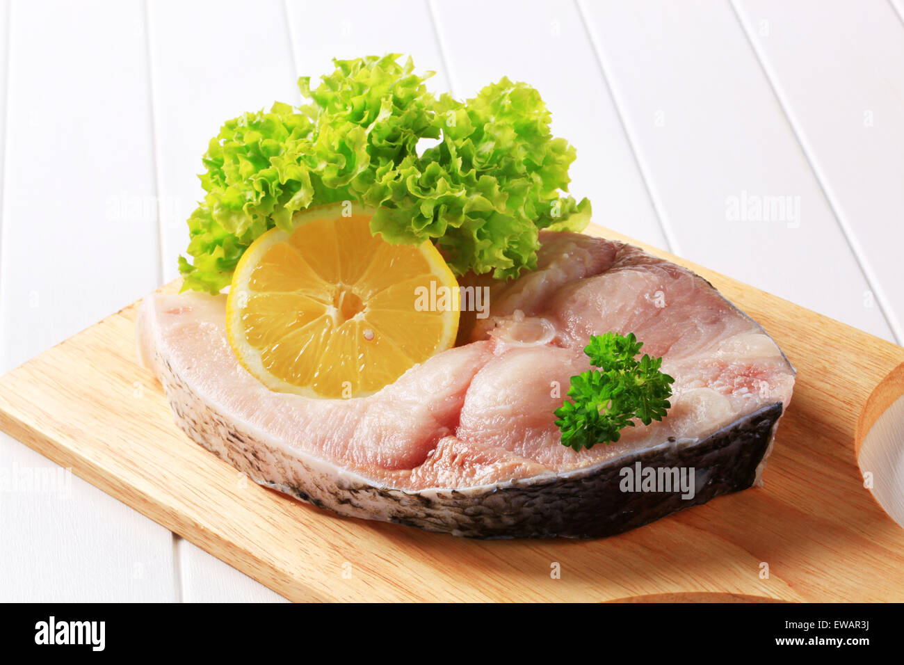 Frischer Fisch Steak mit Zitrone Stockfoto