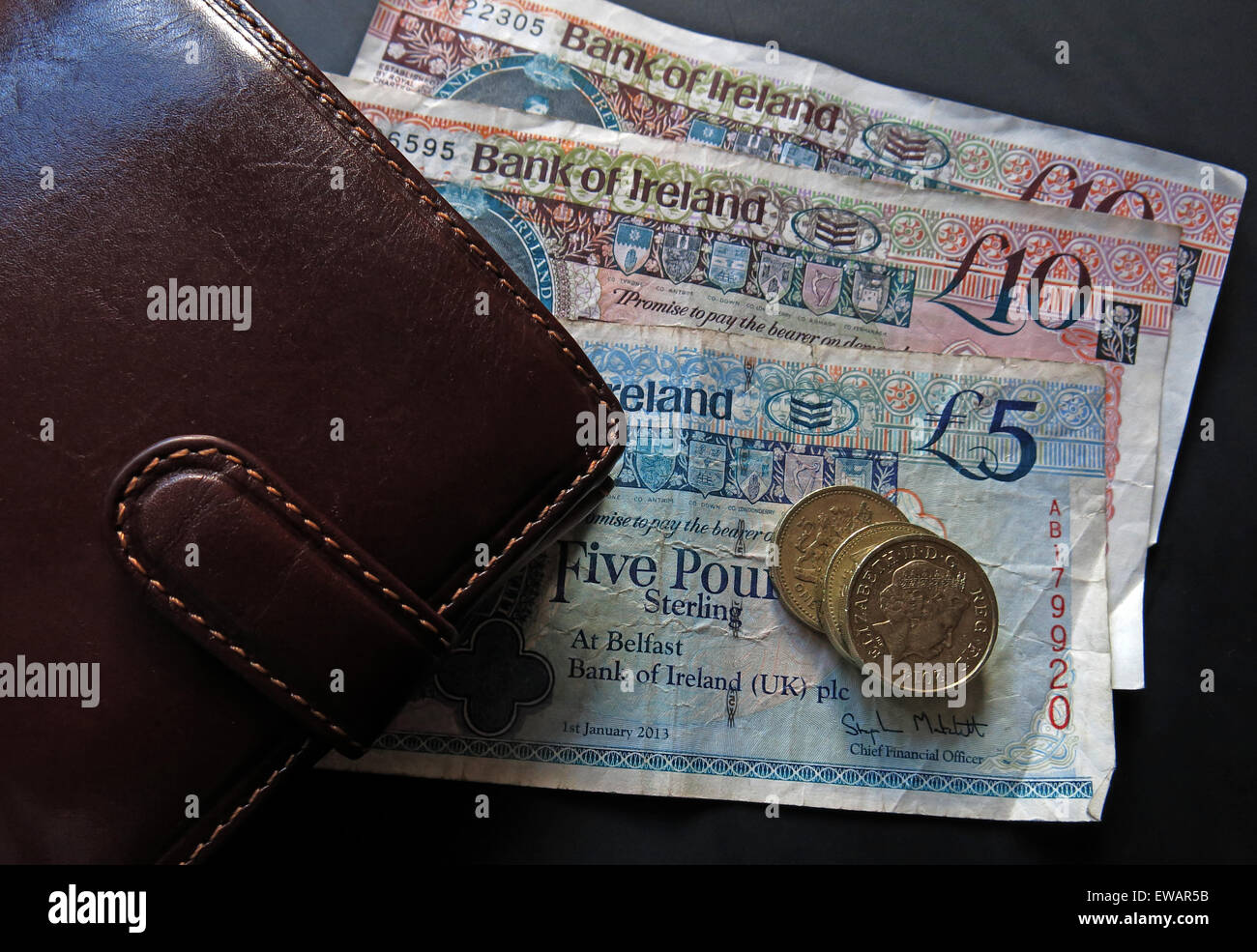 Nördlichen irischen £5, £10 nimmt zur Kenntnis und Pfund Münzen gesetzliches Zahlungsmittel von Bank Of Ireland Belfast, als nächstes eine Brieftasche Stockfoto