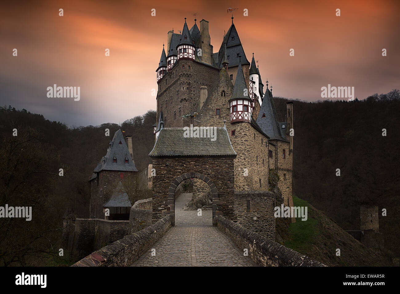 EIFEL, Deutschland - 11. April 2015 - Burg Eltz ist eine der meistbesuchten deutschen mittelalterlichen Burgen Stockfoto