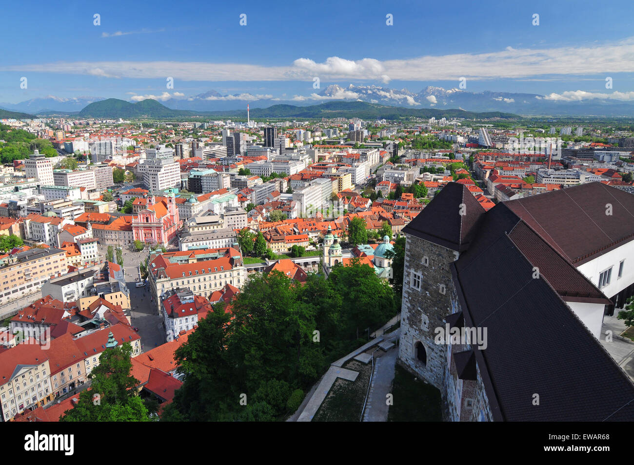 Panoramablick auf der slowenischen Hauptstadt Ljubljana mit Ljubljanas Schloss im Vordergrund Stockfoto
