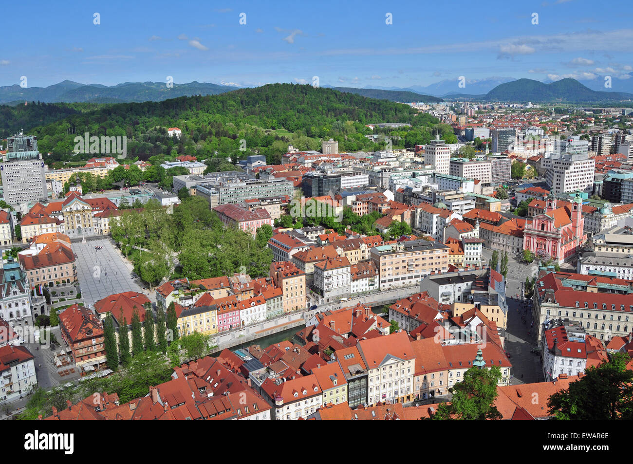 Luftbild der Altstadt Ljubljanas mit Roznik Hügel im Hintergrund Stockfoto