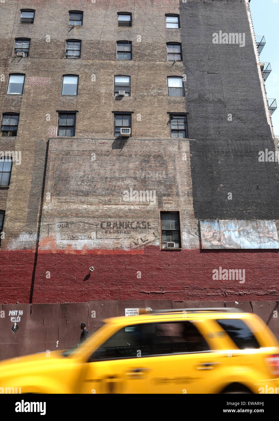 Typische Brownstone Gebäude Fassade mit verblassten Vintage Schild Manhattan, New York City, USA. Stockfoto