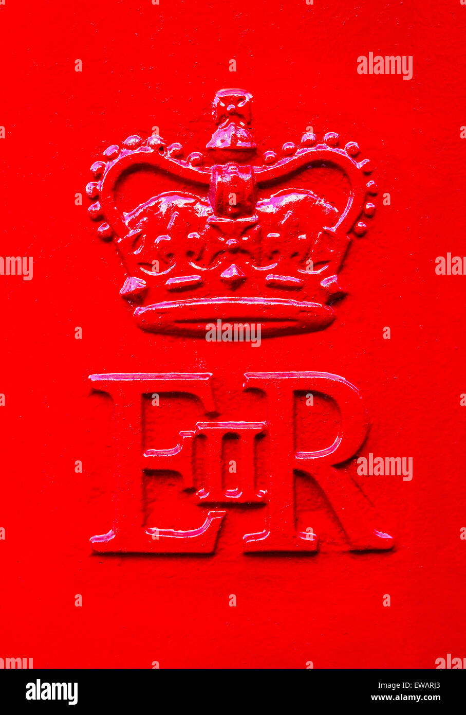 Die Queen Elizabeth königliches Wappen auf einen roten Briefkasten im