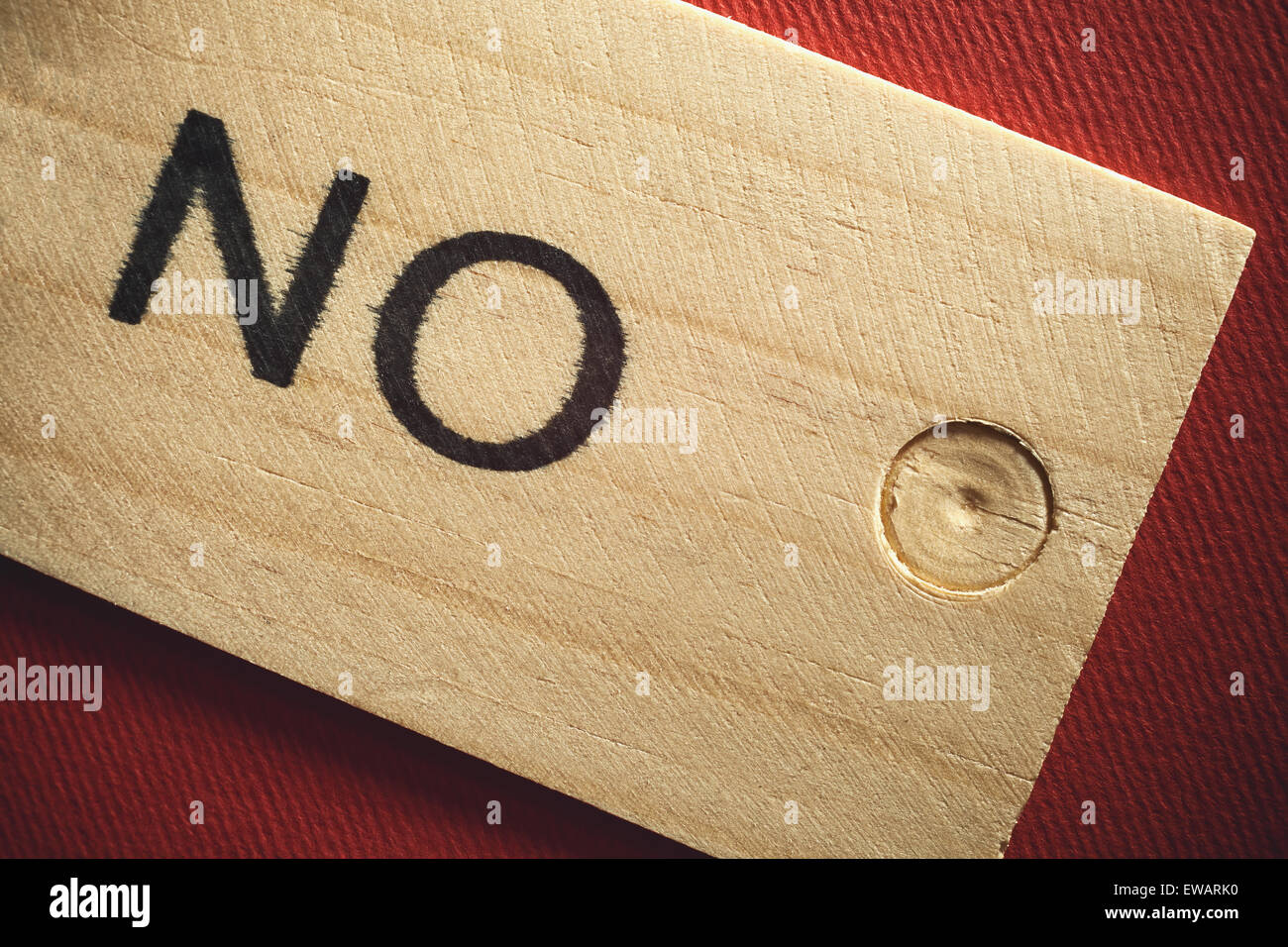 Auf hölzernen Fliese, rot nicht schriftliche Wort strukturierten Hintergrund. Stockfoto