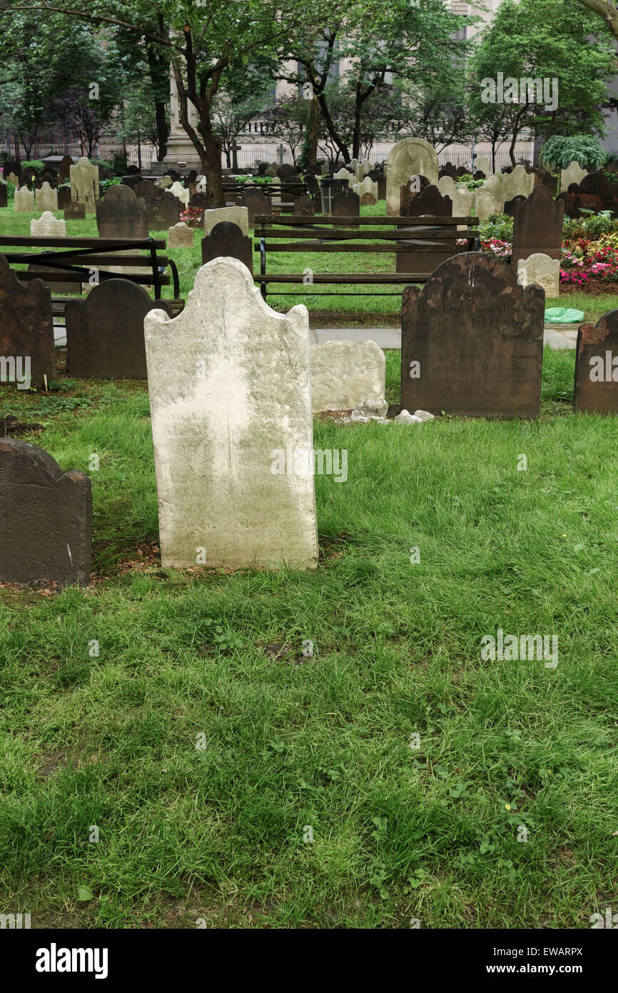 Gräber an der Kirche der Heiligen Dreifaltigkeit, Friedhof in Manhattan, New York, USA. Stockfoto