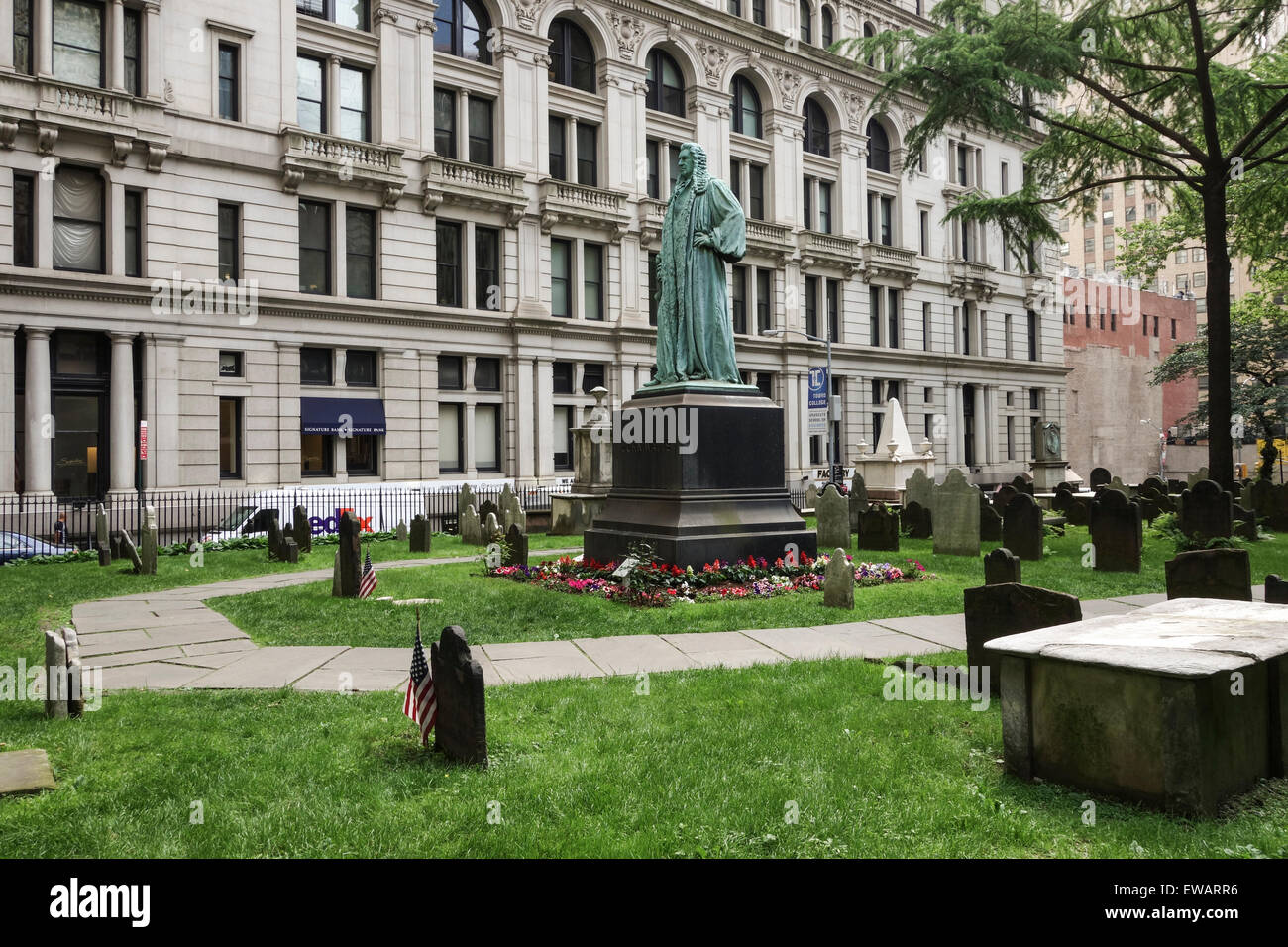 Denkmal-Statue, John Watts in der Trinity Church Cemetery in New York, Manhattan, USA. Stockfoto