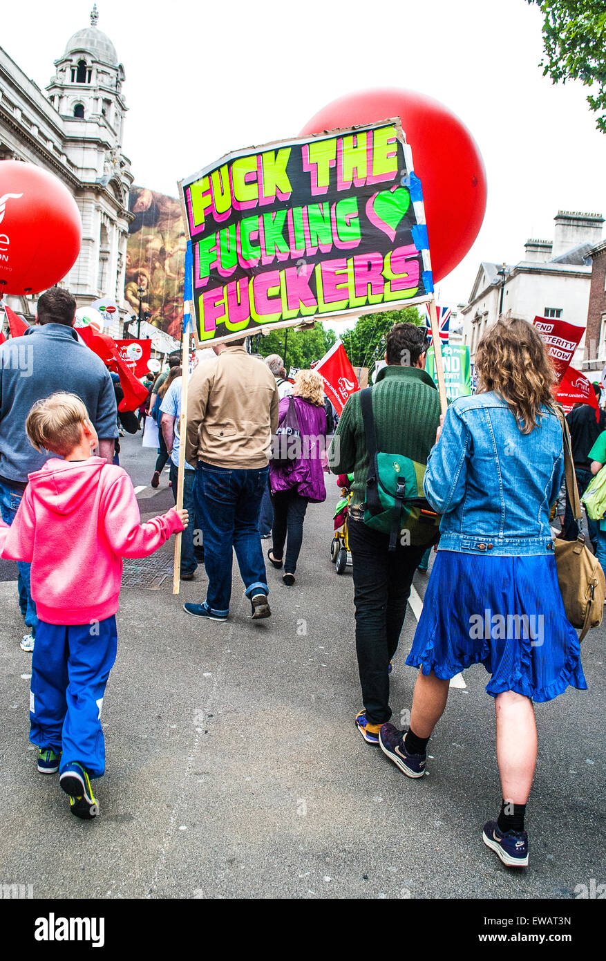 Demonstranten mit einer wütend Schild an der London-Protest gegen den Sparkurs. Stockfoto