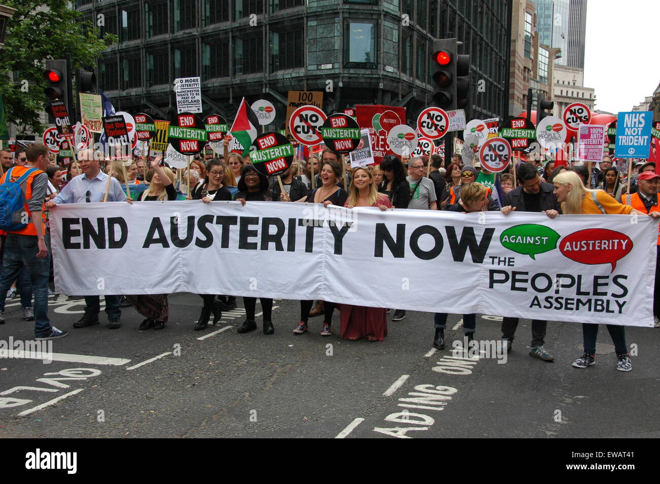 Start von "Ende Sparmaßnahmen jetzt" Demonstration in Queen Victoria Street in der Nähe von The Bank of England, London 20. Juni 2015 Stockfoto