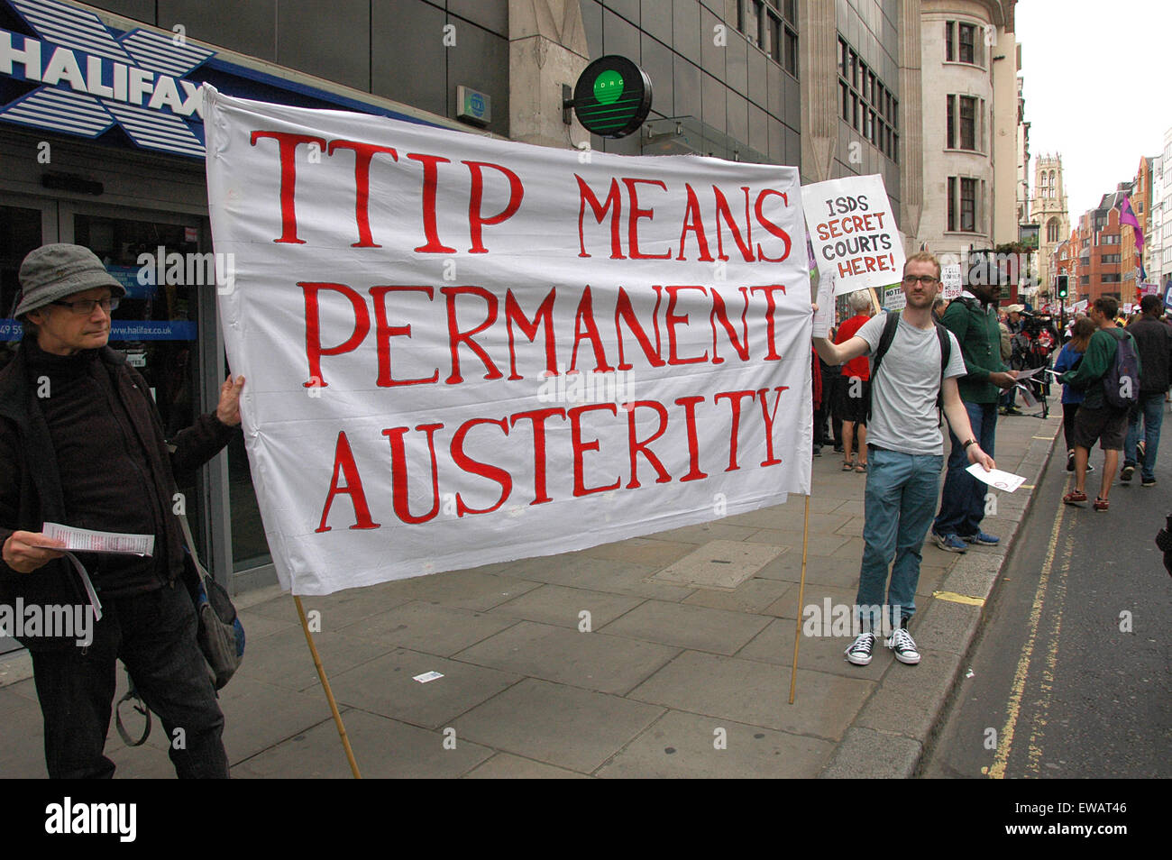 Aktivisten gegen TTIP halten Banner auf "End Sparmaßnahmen Now" Demonstration London 20. Juni 2015 Stockfoto