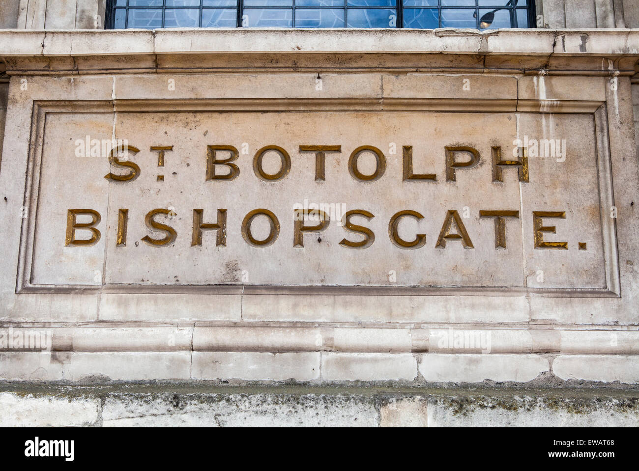 Äußere Namensplakette auf St. Botolph ohne Bishopsgate Kirche in London. Stockfoto