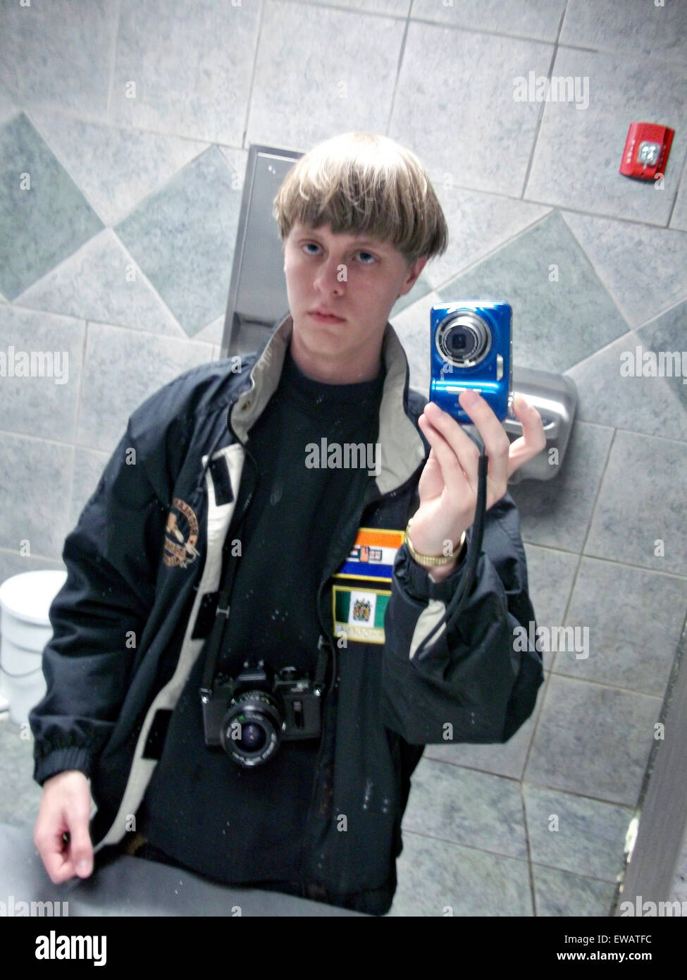 Ein Foto von einer Vorherrschaft der weißen Rasse-Website zeigt Dylann Sturm Dach nehmen ein Selbstporträt in einem Badezimmerspiegel tragen die Fahne der Apartheid in Südafrika und Rhodesien 18. März 2015. Dach neun Mitglieder des der Emanuel African Methodist Episcopal Church am 17. Juni 2015 in Charleston, SC Credit ermordet: Planetpix/Alamy Live News Stockfoto