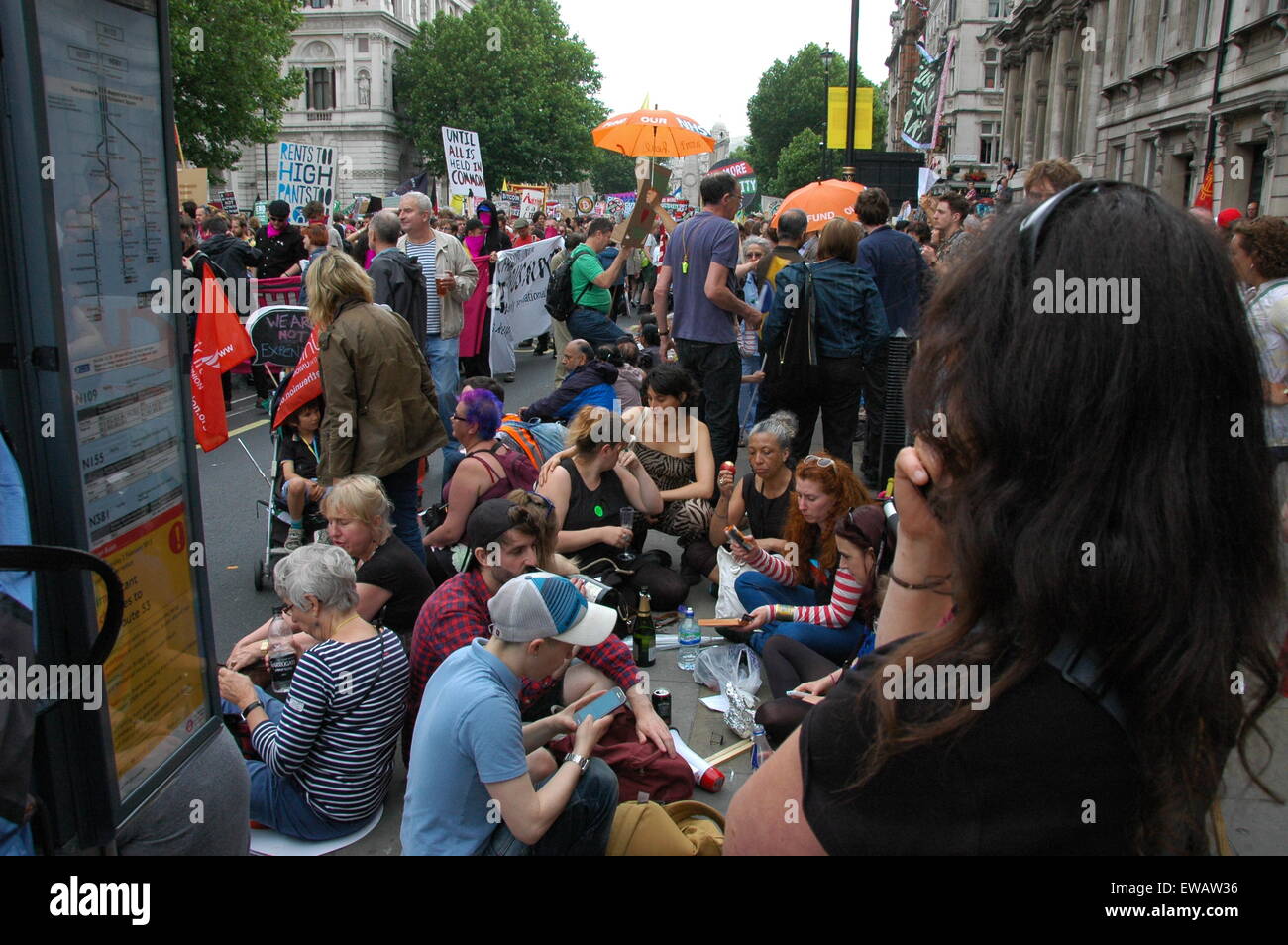 Demonstranten versammeln sich am "Ende Sparmaßnahmen jetzt" Demonstration - London 20. Juni 2015 Stockfoto