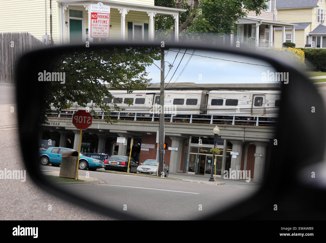 Rückblick auf die Long Island Rail Road von Babylon Dorf. Stockfoto