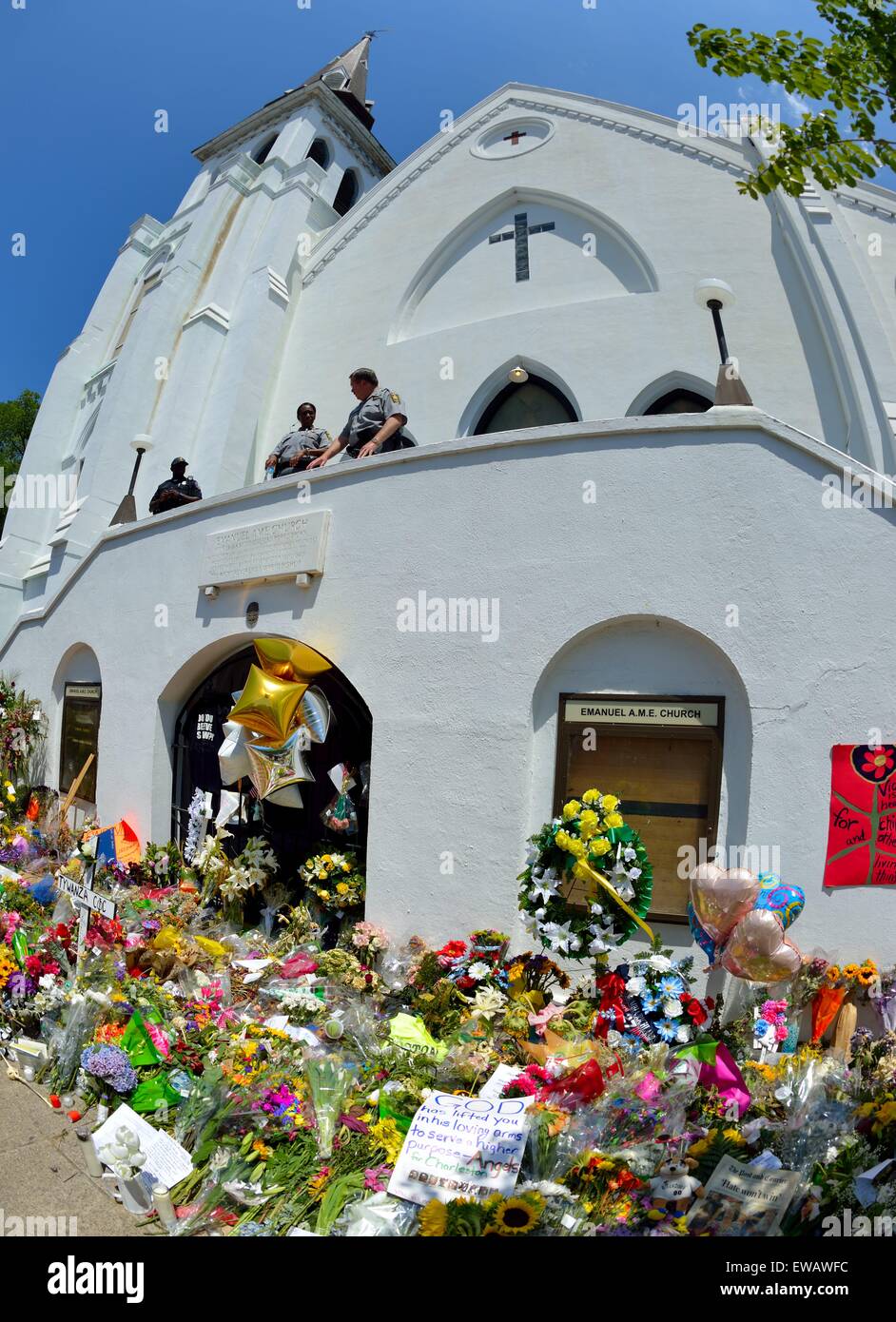 Blumen, Schilder und andere Ehrungen für neun Opfer von gewalttätigen Raubzug vor die AME in Charleston, SC. Stockfoto
