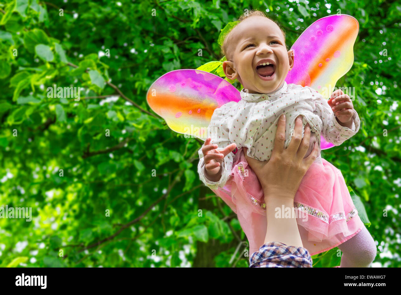 Entzückende Babymädchen mit Schmetterlingsflügeln Stockfoto