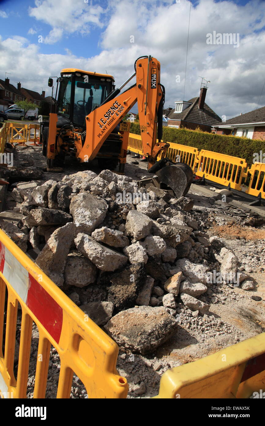 Sicherheitsbarrieren, Kegel, großes Loch, Straße, Schutt-Beton, Asphalt, Hintergrund, Fußweg, gelbe Barrieren, Abzweigung, Straßensperrung, Straßenarbeiten, örtlich. Stockfoto