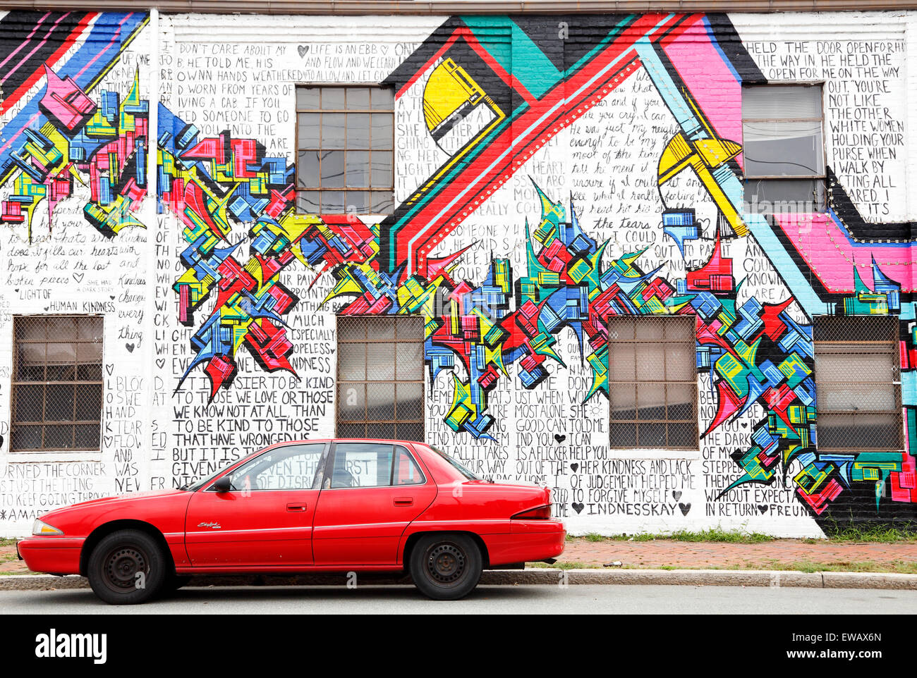 BUICK Skylark geparkt vor Graffitiwand auf Cary Weststraße in Richmond, Virginia. Wandgemälde über die Worte der Güte Stockfoto