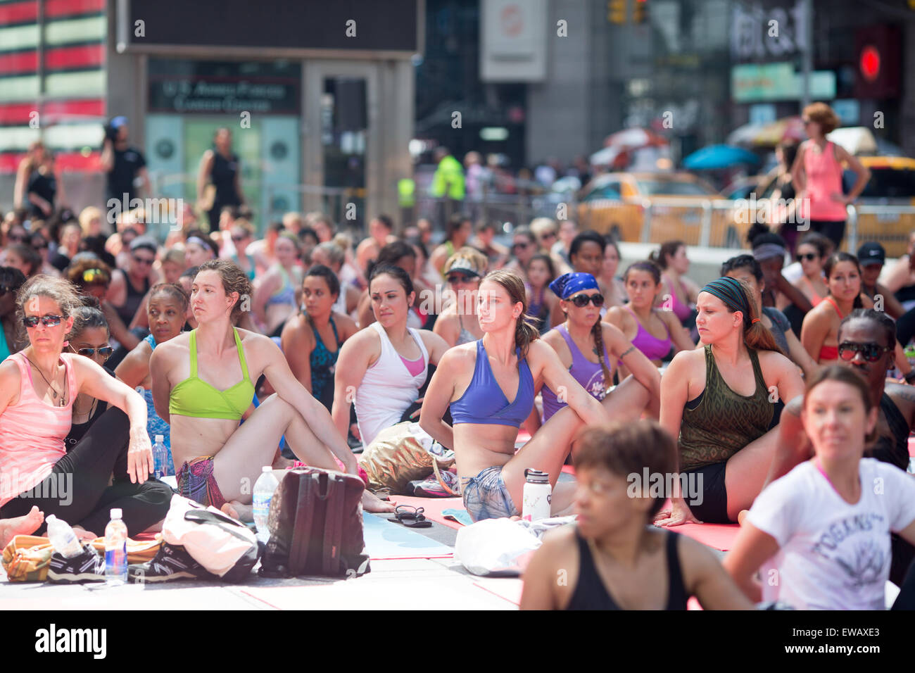 New York, USA. 21. Juni 2015. Enthusiasten praktizieren Yoga, während der "Solstice auf dem Times Square" Veranstaltung am Times Square in New York, Vereinigte Staaten, 21. Juni 2015. Am 11. Dezember 2014, der UN-Generalversammlung verkündet in seiner Entschließung vom 21 Juni zum internationalen Tag der Yoga. Bildnachweis: Li Muzi/Xinhua/Alamy Live-Nachrichten Stockfoto