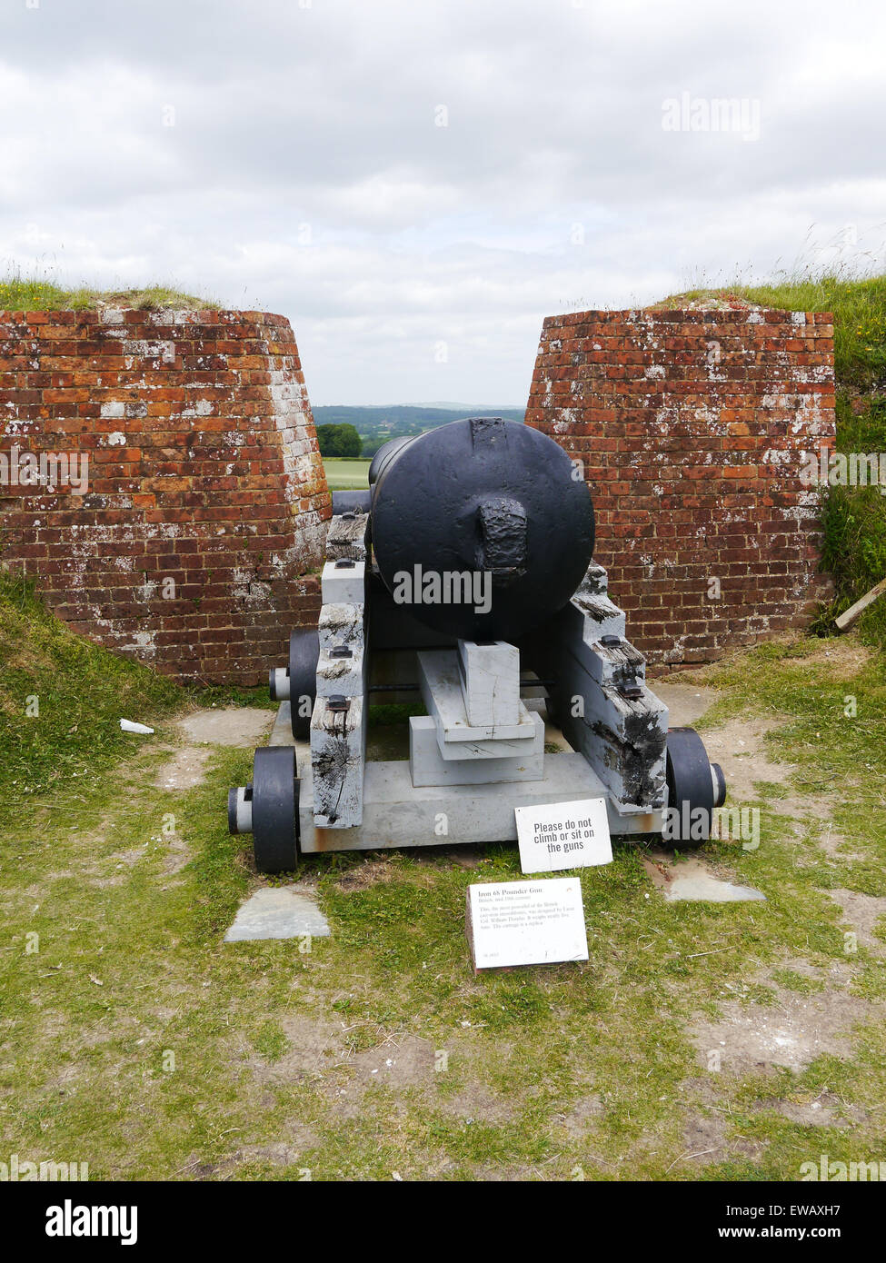 Eine große 64-Pfünder-Kanone verteidigen die Mauern von Fort Nelson, Royal Armories Museum, Portsmouth, Hampshire Stockfoto