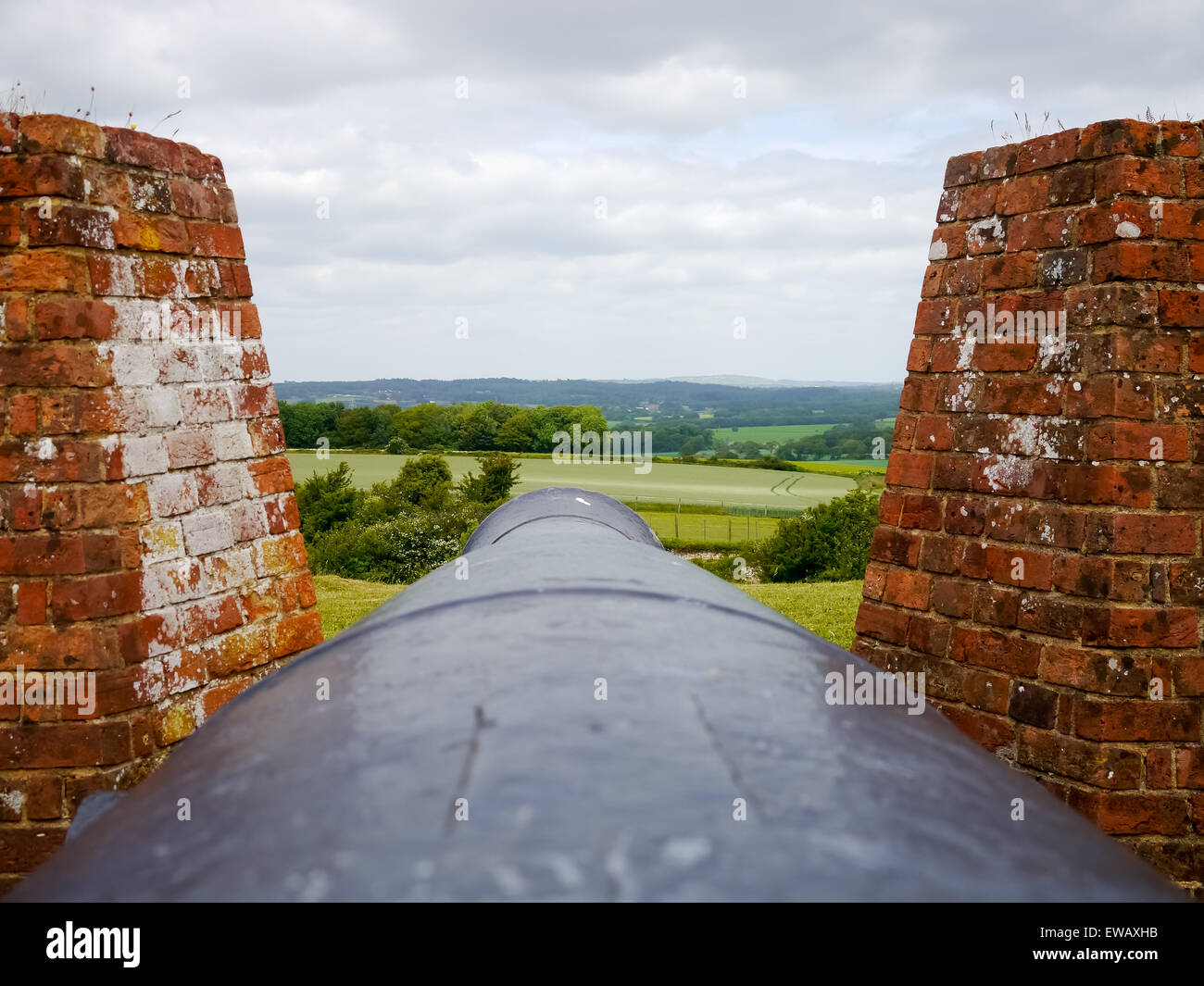 Suche entlang einer 64 Pfünder-Kanone, die Verteidigung der Mauern von Fort Nelson, Royal Armories Museum, Portsmouth, Hampshire Stockfoto