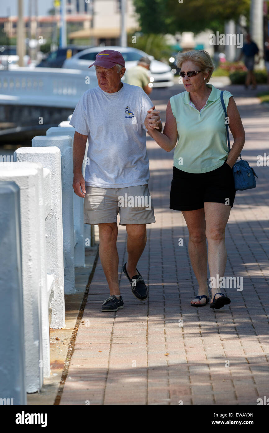 Senior Paar im Sommer Bekleidung gehen Hand in Hand Stockfoto