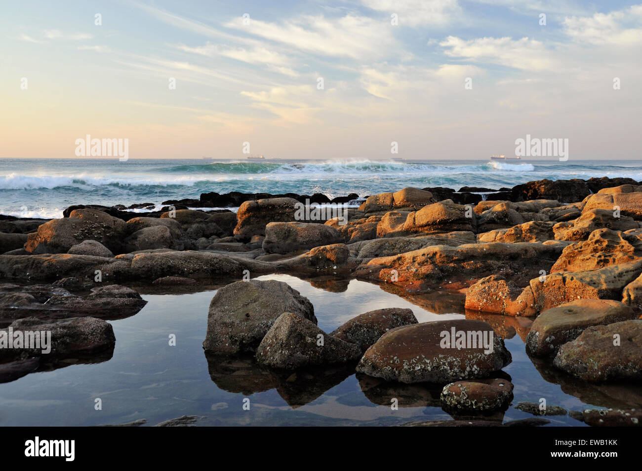 Wunderschöne afrikanische Landschaft, Spiegelung in Felsenpools, Strand bei Ebbe, stimmungsvoller Morgen, inspirierende Meereslandschaft, Durban, Südafrika, Ruhig Stockfoto