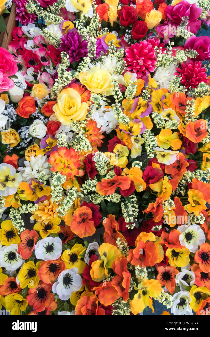 Eine brillante bunte Anzeige von künstlichen Blumen Stockfoto